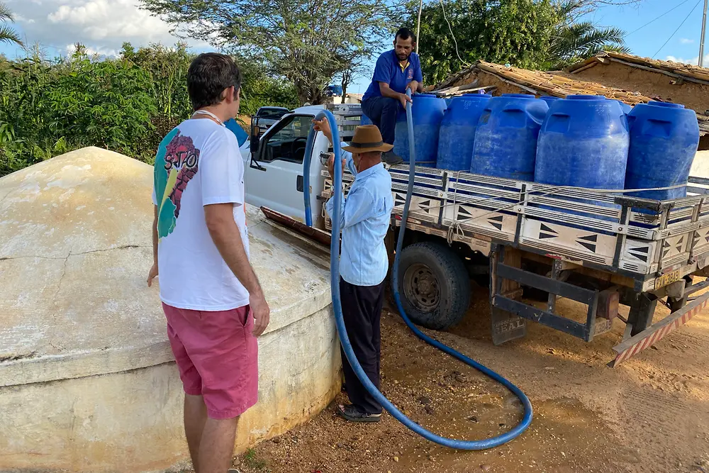 Amigos do Bem, en Brasil, distribuyó 60,000 canastas de alimentos básicos, 20,000 kits de higiene y logró abastecer cisternas con 25 millones de litros de agua.