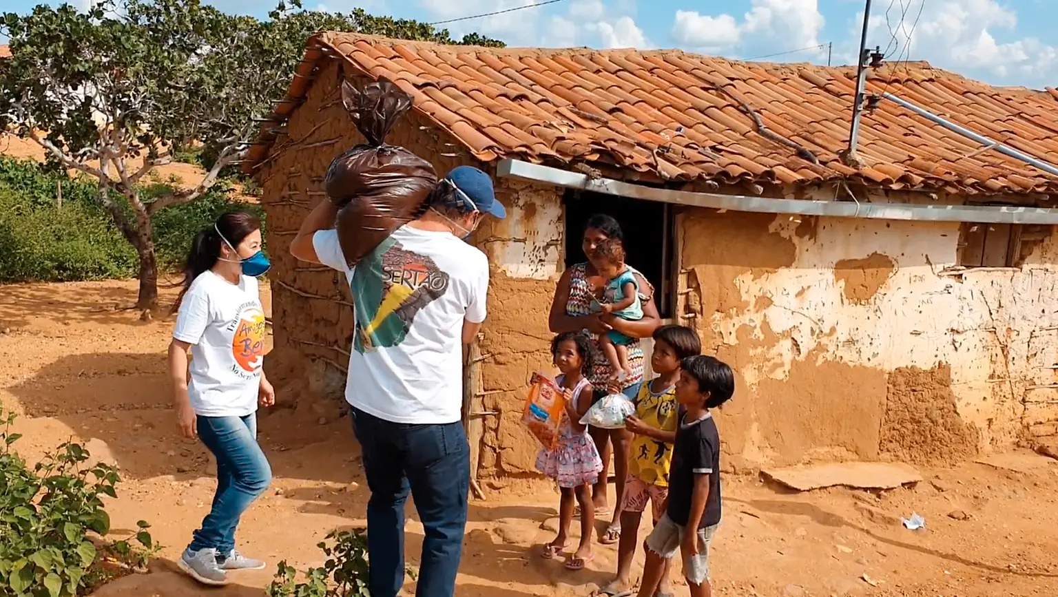 Amigos do Bem, en Brasil, distribuyó 60,000 canastas de alimentos básicos, 20,000 kits de higiene y logró abastecer cisternas con 25 millones de litros de agua.