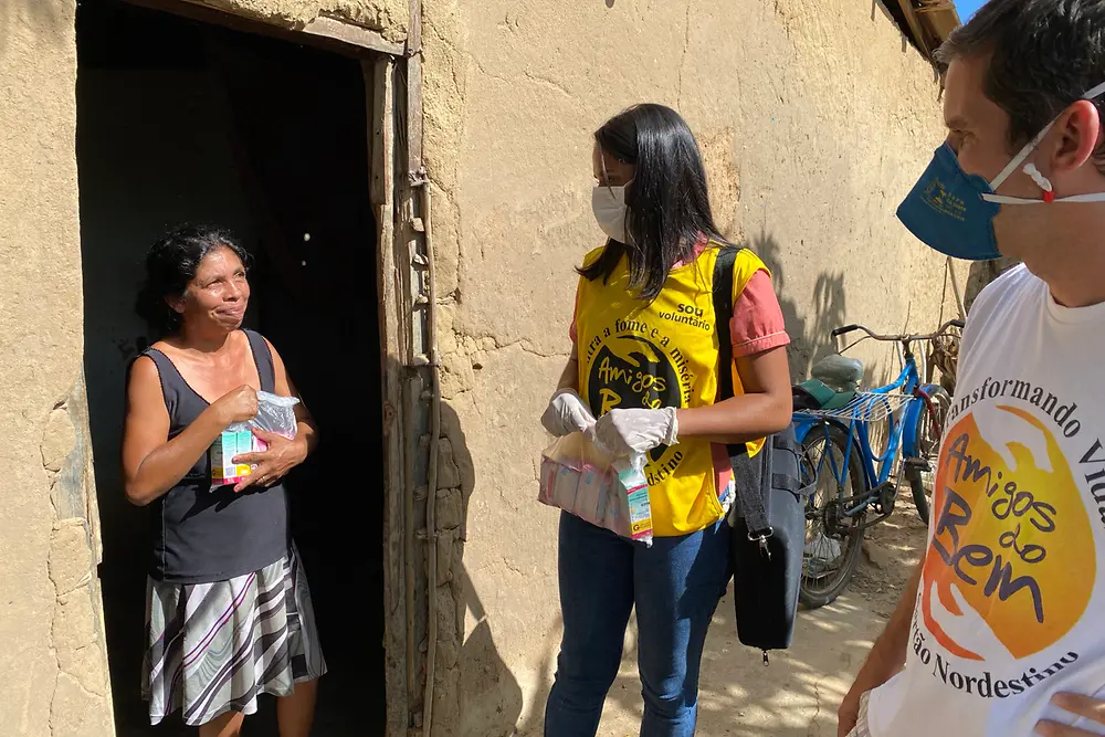 Amigos do Bem, en Brasil, distribuyó 60,000 canastas de alimentos básicos, 20,000 kits de higiene y logró abastecer cisternas con 25 millones de litros de agua.