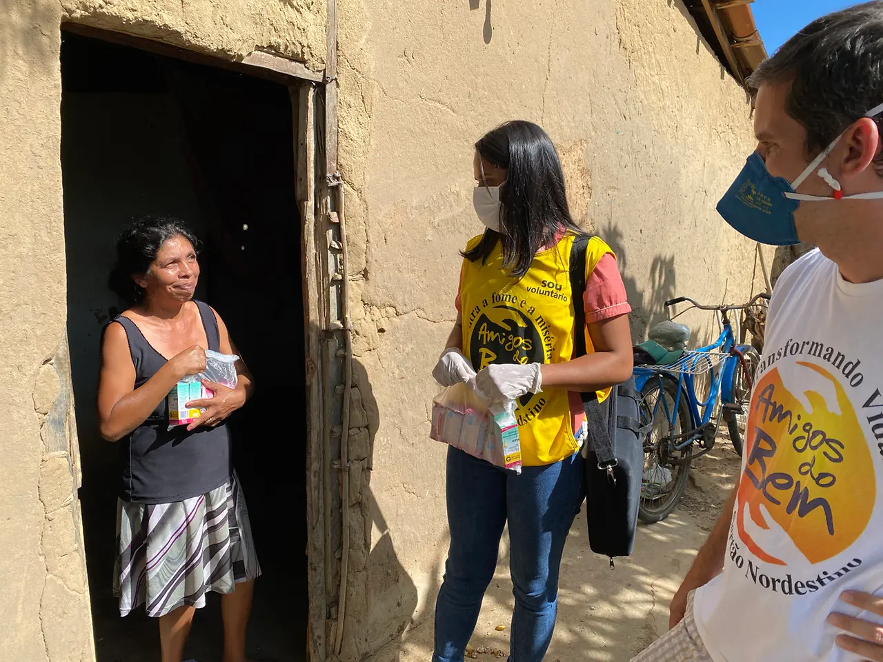 Amigos do Bem, en Brasil, distribuyó 60,000 canastas de alimentos básicos, 20,000 kits de higiene y logró abastecer cisternas con 25 millones de litros de agua.