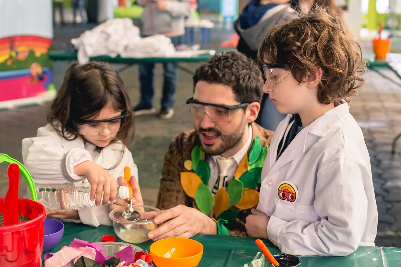 El Club de Sostentabilidad de Henkel Argentina haciendo experimentos con alumnos