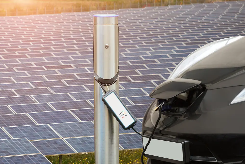 Coche eléctrico frente a un campo de panel solar