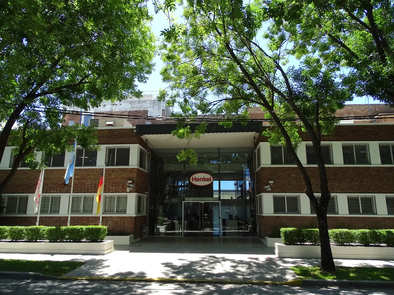 Foto del frente de las oficinas de Henkel Argentina en San Isidro.