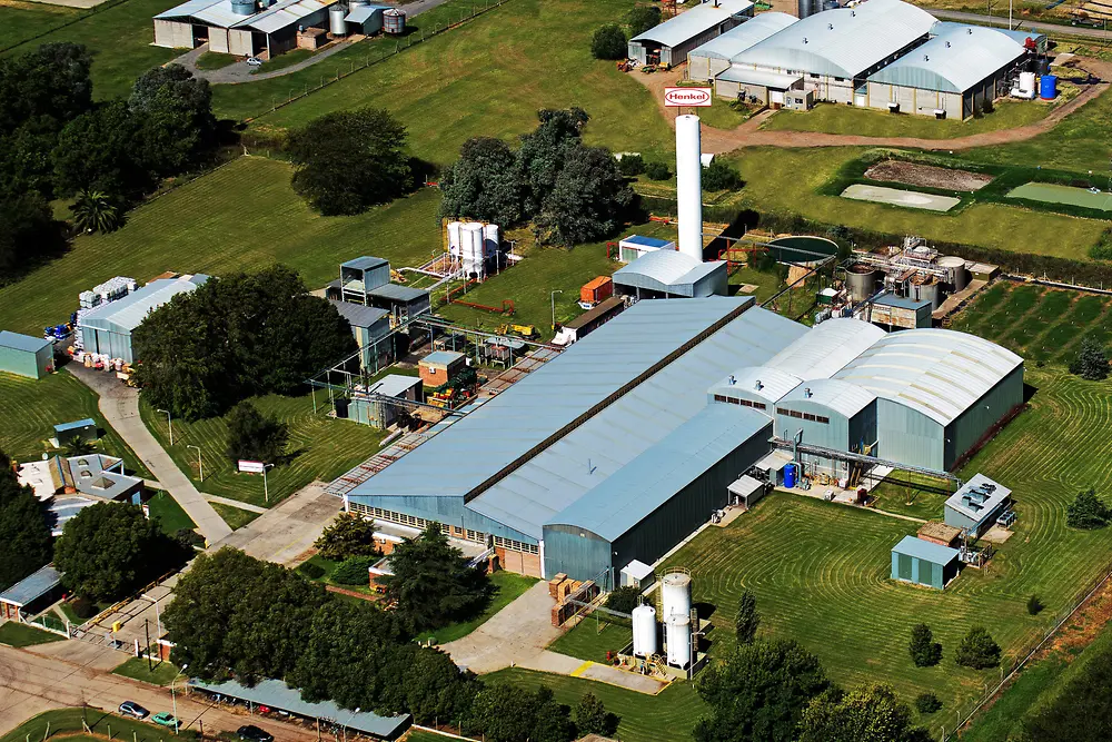 Foto del parque de la planta productiva en Chivilcoy.