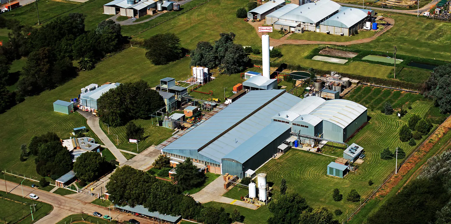 Foto del parque de la planta productiva en Chivilcoy.