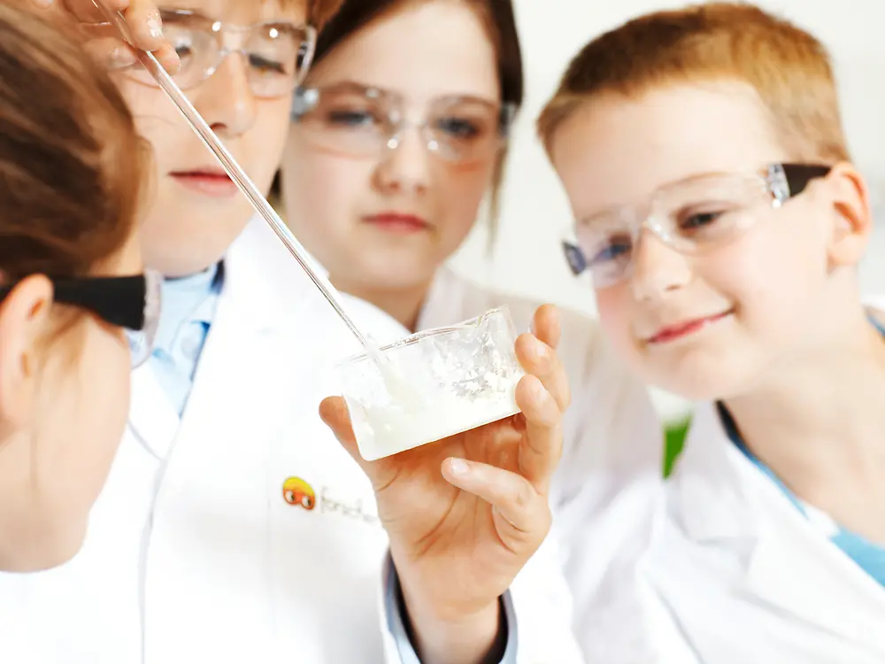 Children experimenting at Henkel’s Forscherwelt