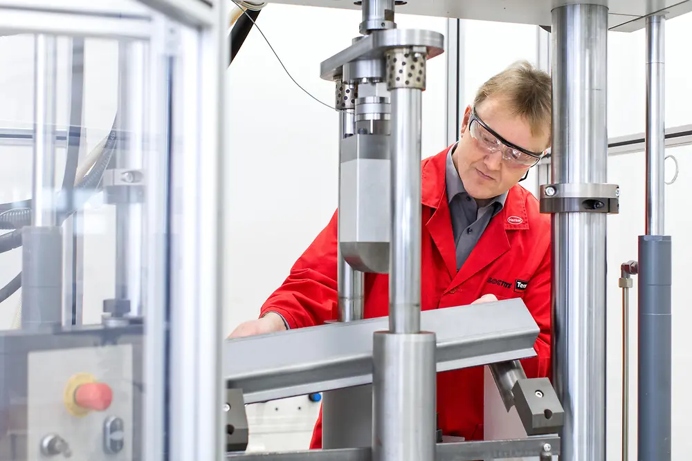 
Test of the crash safety of load-bearing automotive body parts at the development center for the Adhesive Technologies business unit in Munich