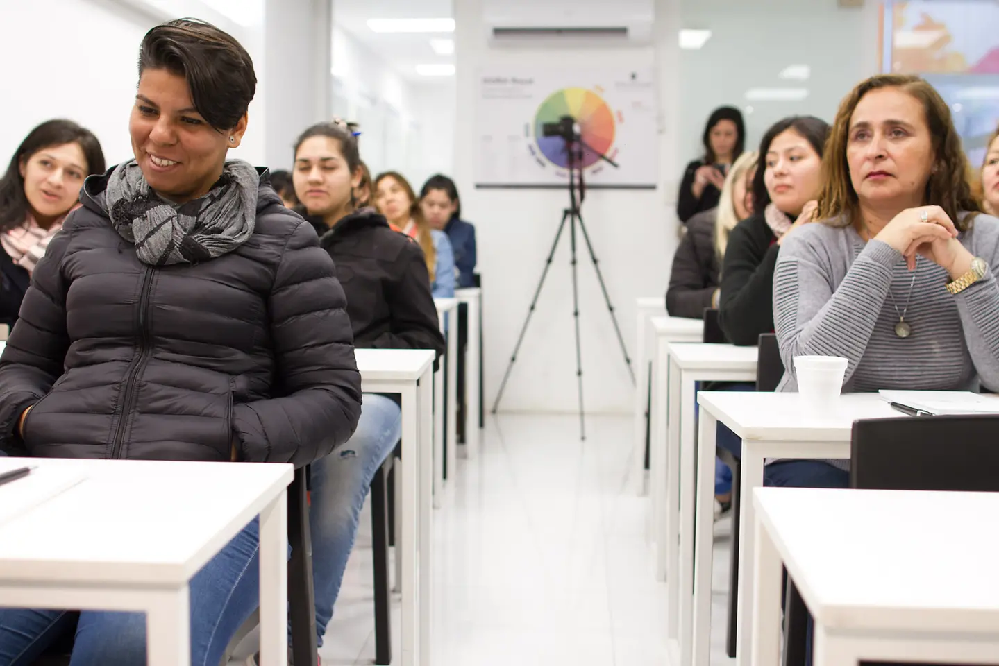 Las participantes siguen atentas la primera clase del curso